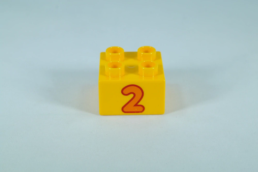 LEGO® DUPLO® cihla 2x2 s číslem 2, jasně světle oranžová