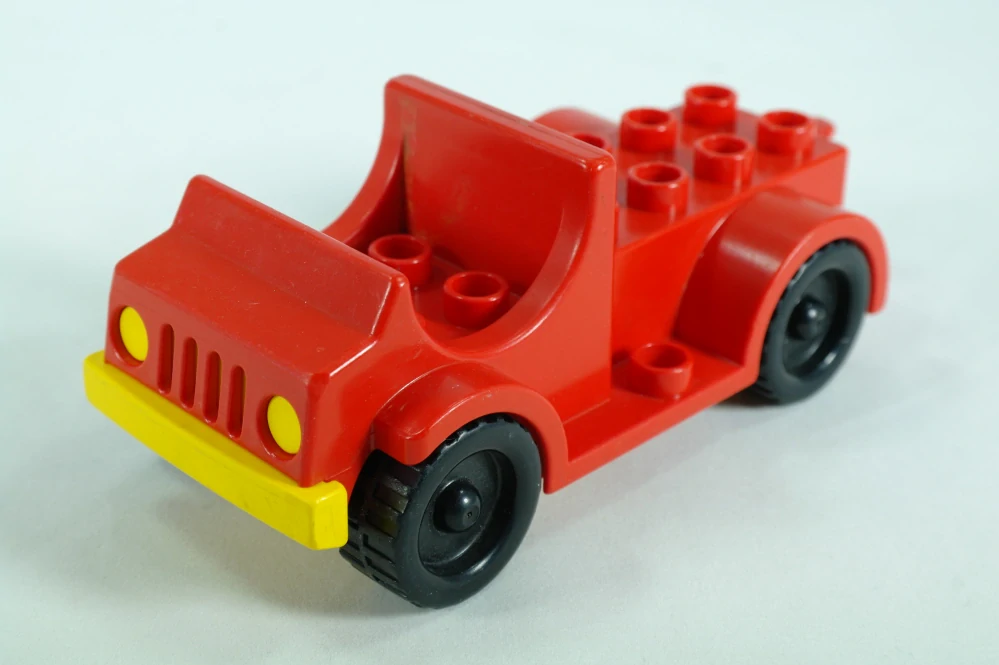 LEGO® DUPLO® auto 2x4 ložnou plochou a nášlapy - červené