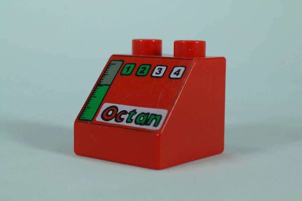 LEGO® DUPLO® cihla 2x2x1 1/2 sklon 45° - červená Octan, se vzorem plynoměru
