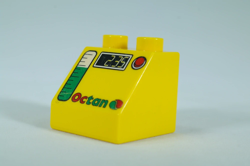 LEGO® DUPLO® cihla 2x2x1 1/2 sklon 45° - žlutá Octan, se vzorem ukazatelem paliva