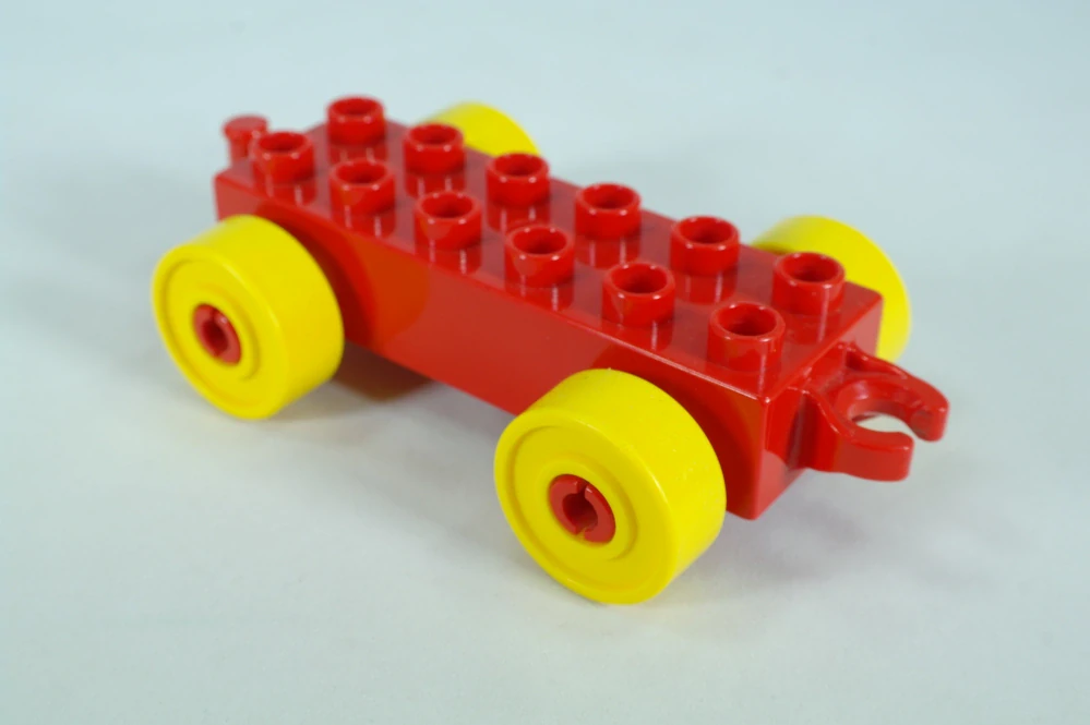 LEGO® DUPLO® základ vozu 2x6 červený s žlutými koly a otevřeným koncem závěsu