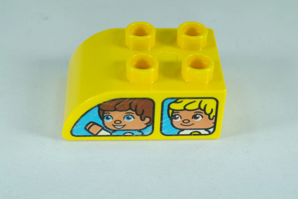 LEGO® DUPLO® cihla 2x3 se zakřivenou horní částí, vzor okna vozidel