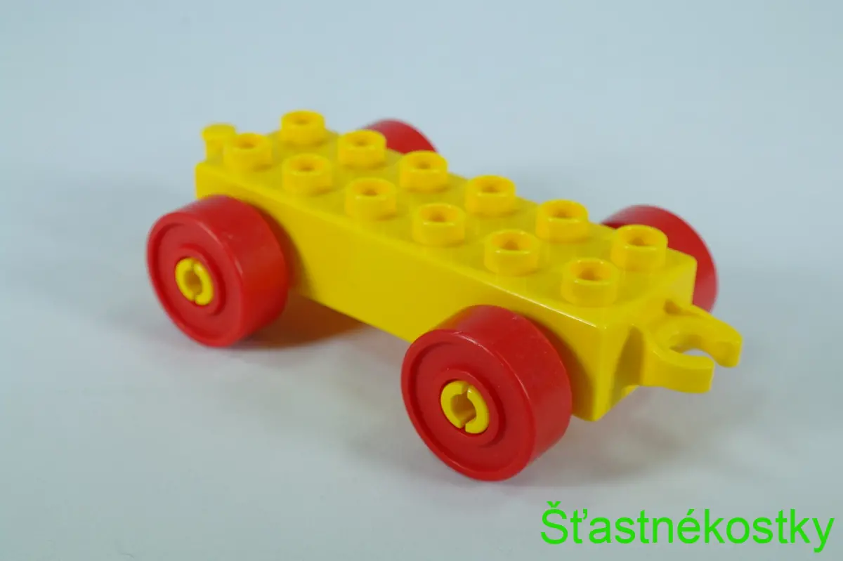 LEGO® DUPLO® základ vozu 2x6 žlutý s červenými koly a otevřeným koncem závěsu