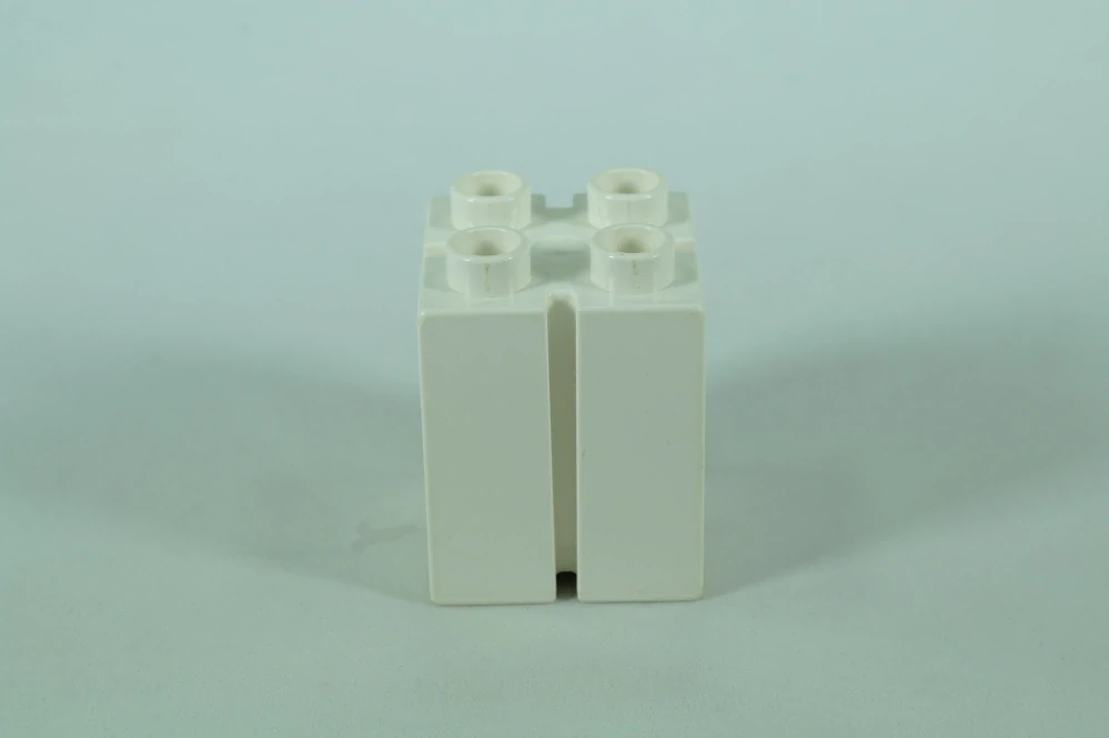 LEGO® DUPLO® kostka 2x2x2 s kanály - bílá