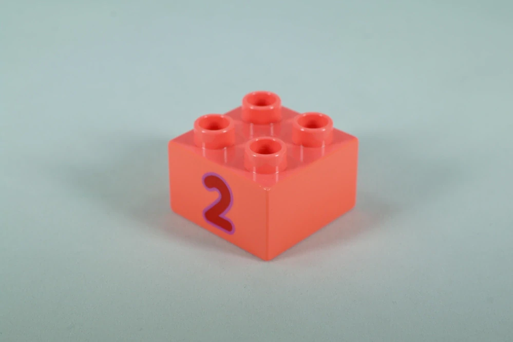 LEGO® DUPLO® cihla 2x2 s číslem 2 korálová
