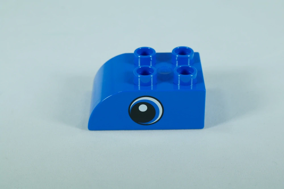 LEGO® DUPLO® cihla 2x3 s okem a zakřivenou horní částí - modrá