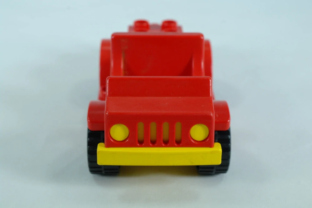 LEGO® DUPLO® auto 2x4 ložnou plochou a nášlapy - červené