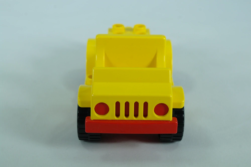 LEGO® DUPLO® auto 2x4 ložnou plochou a nášlapy - žluté