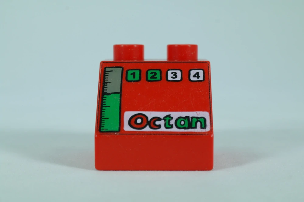 LEGO® DUPLO® cihla 2x2x1 1/2 sklon 45° - červená Octan, se vzorem plynoměru