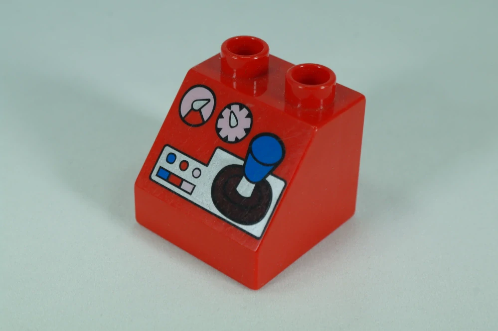 LEGO® DUPLO® cihla 2x2x1 1/2 sklon 45° - červená s joystickem, měřiči a tlačítky