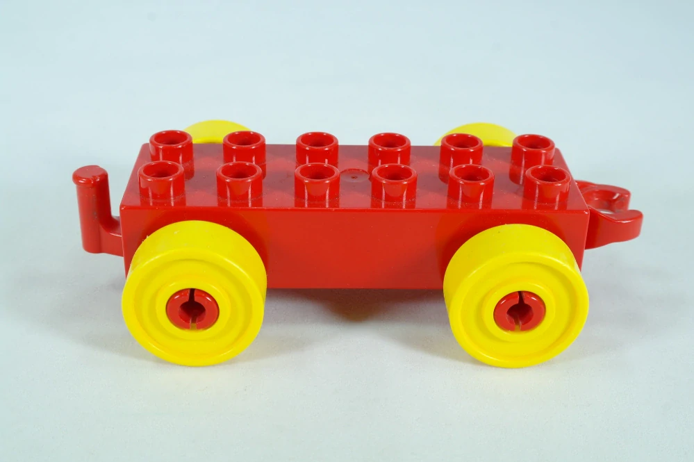 LEGO® DUPLO® základ vozu 2x6 červený s žlutými koly a otevřeným koncem závěsu