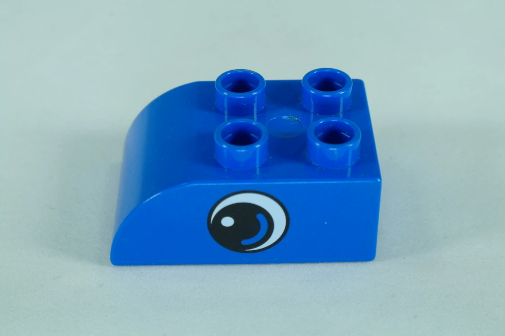 LEGO® DUPLO® cihla 2x3 s okem a zakřivenou horní částí - modrá