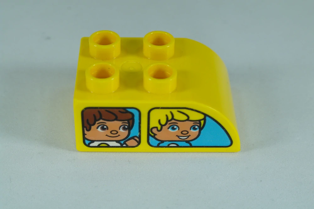 LEGO® DUPLO® cihla 2x3 se zakřivenou horní částí, vzor okna vozidel