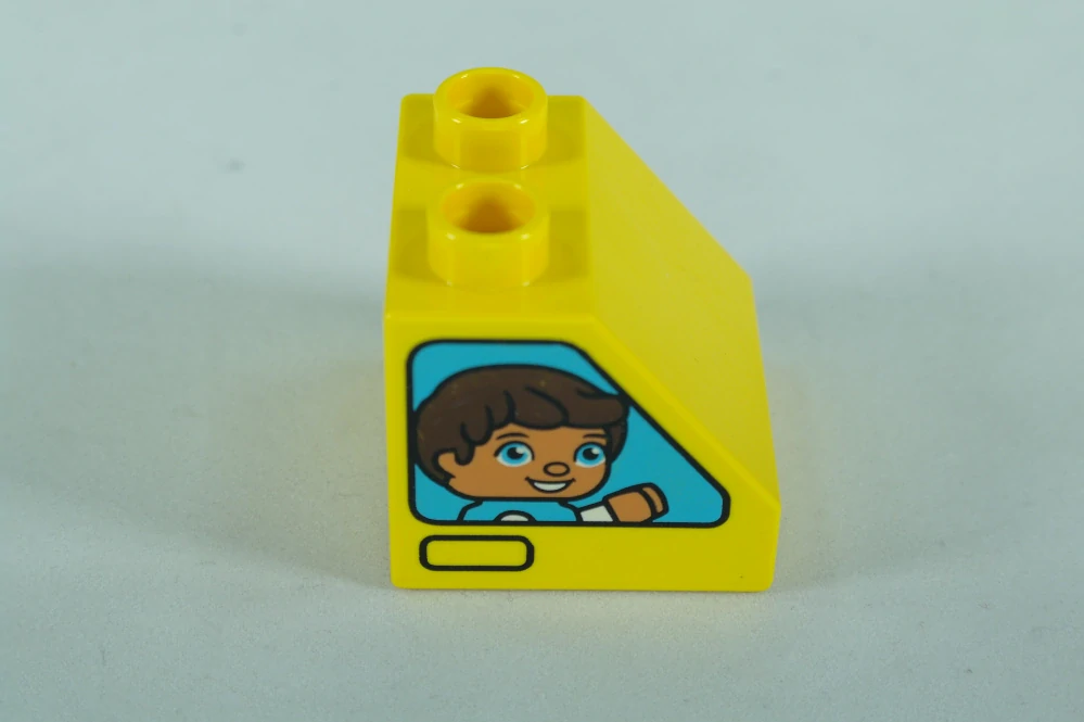 LEGO® DUPLO® cihla 2x2x1 1/2 sklon 45° - s oknem s motivem chlapce a dívky