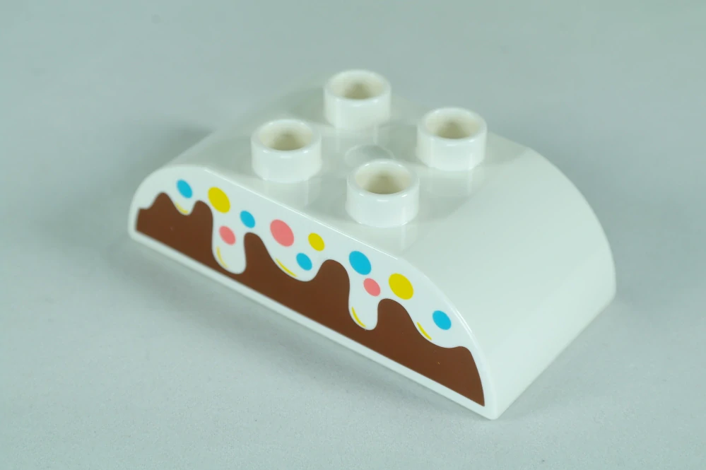 LEGO® DUPLO® cihla 2x4 sklon zakřivený dvojitý se vzorem dortu s polevou