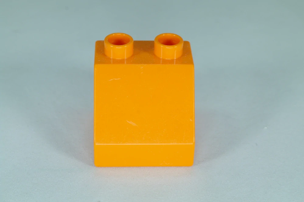 LEGO® DUPLO® cihla 2x2x1 1/2 sklon 45° - s okem - oranžová