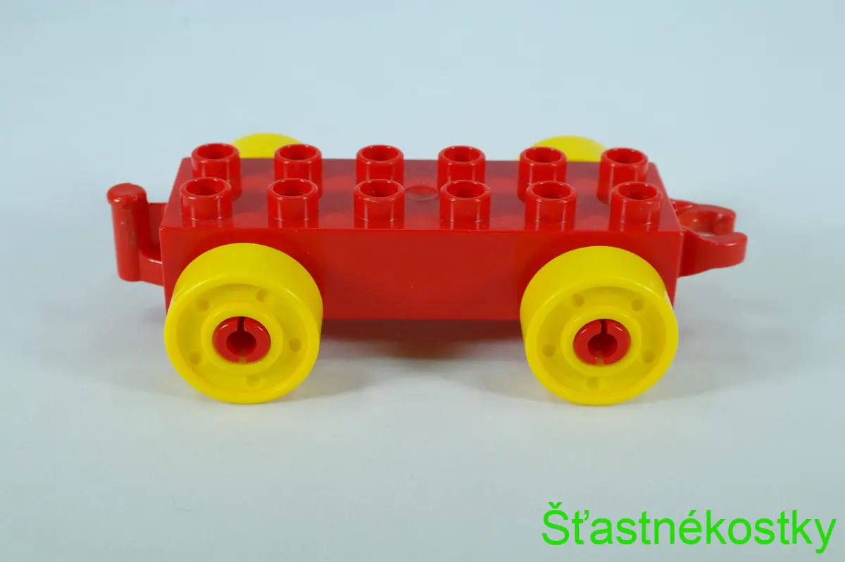 LEGO® DUPLO® základ vozu 2x6 červený se žlutými koly s šrouby a otevřeným koncem závěsu