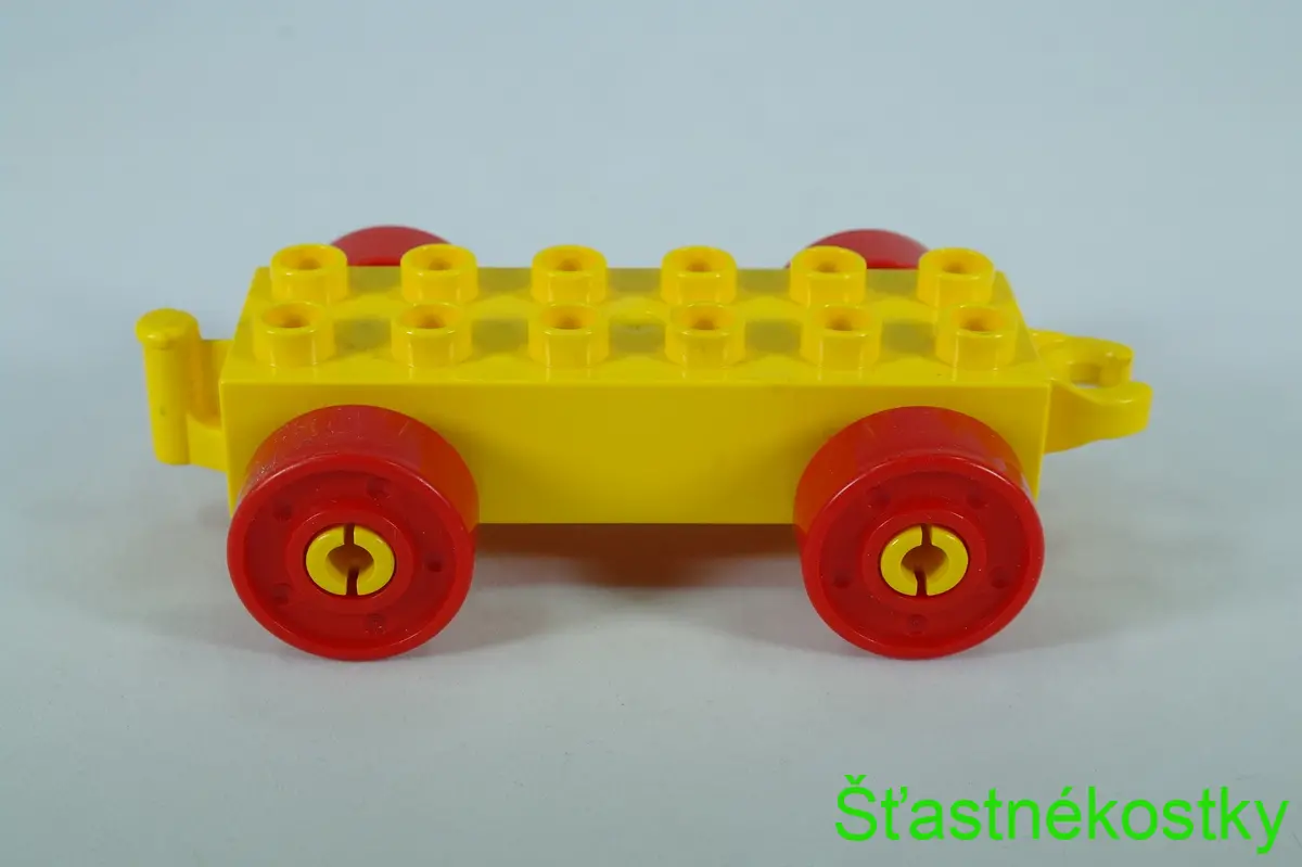 LEGO® DUPLO® základ vozu 2x6 žlutý s červenými koly s šrouby a otevřeným koncem závěsu