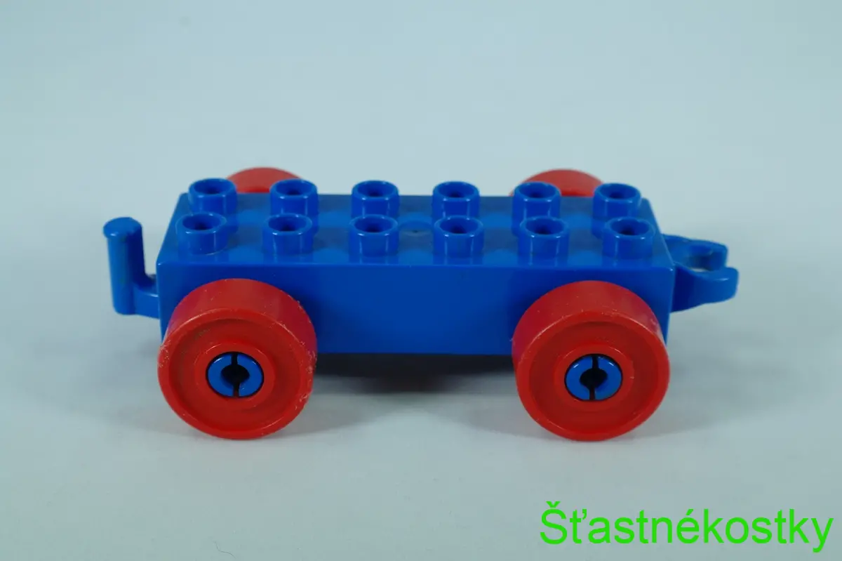 LEGO® DUPLO® základ vozu 2x6 modrý s červenými koly a otevřeným koncem závěsu