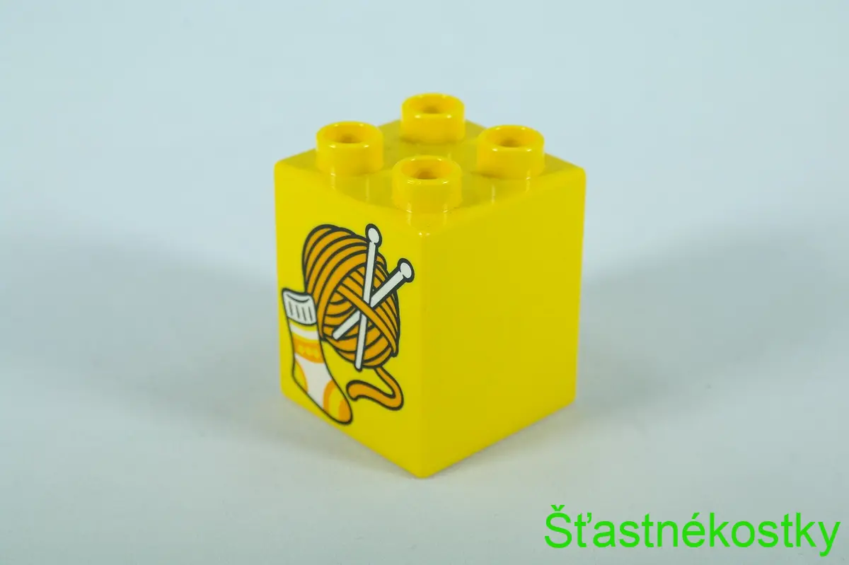 LEGO® DUPLO® cihla 2x2x2 se vzorem příze, pletací jehlicí a ponožkou