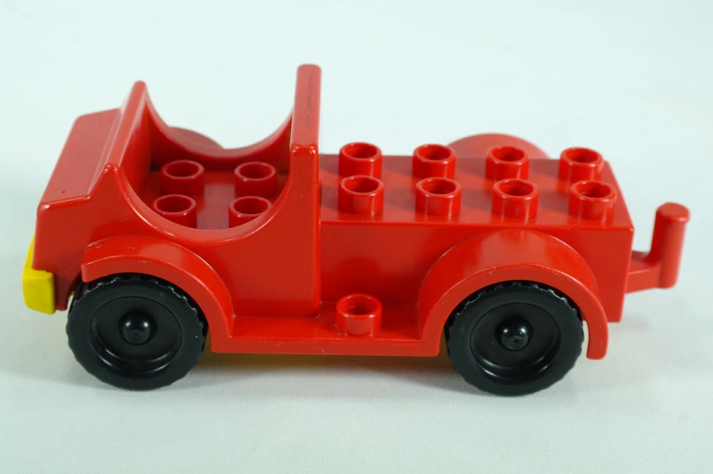 LEGO® DUPLO® auto 2x4 ložnou plochou a nášlapy - červené
