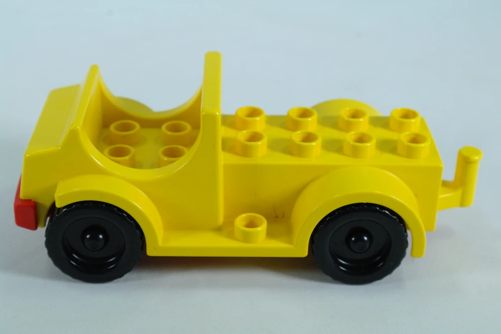LEGO® DUPLO® auto 2x4 ložnou plochou a nášlapy - žluté