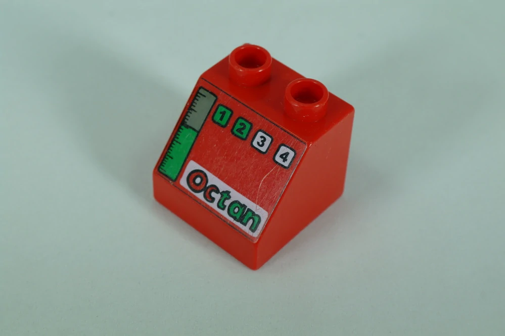 LEGO® DUPLO® cihla 2x2x1 1/2 sklon 45° - červená Octan, se vzorem plynoměru