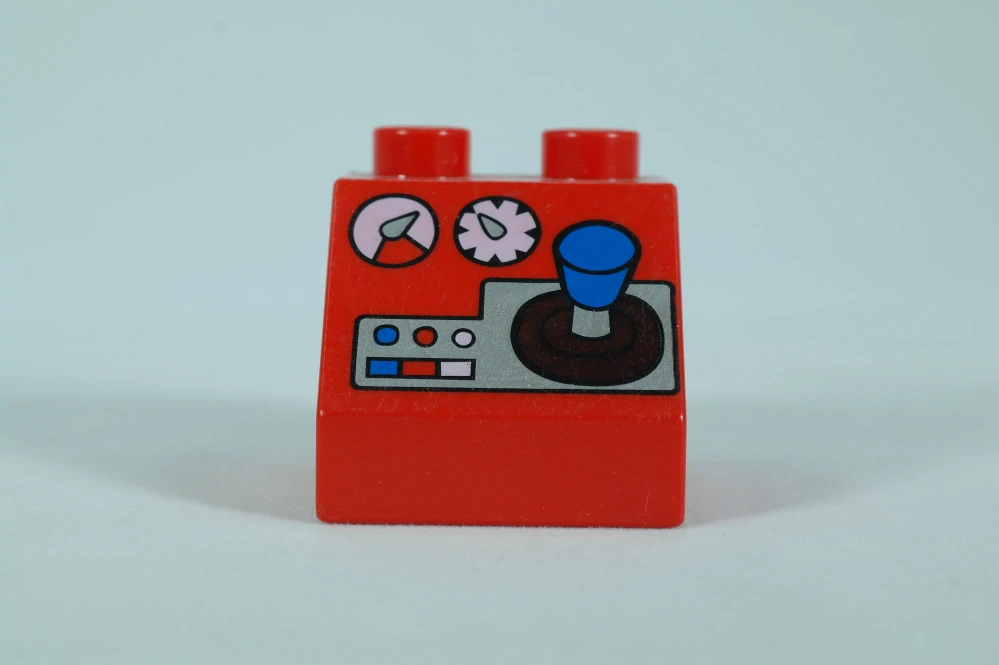 LEGO® DUPLO® cihla 2x2x1 1/2 sklon 45° - červená s joystickem, měřiči a tlačítky