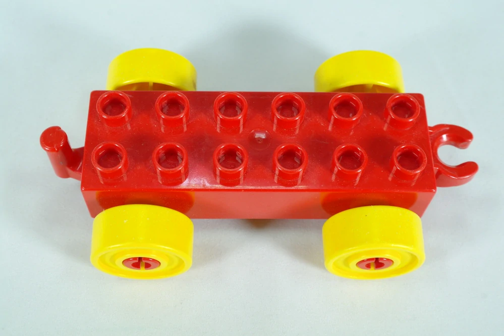 LEGO® DUPLO® základ vozu 2x6 červený s žlutými koly a otevřeným koncem závěsu