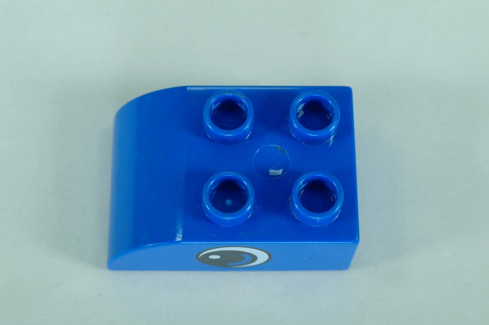 LEGO® DUPLO® cihla 2x3 s okem a zakřivenou horní částí - modrá