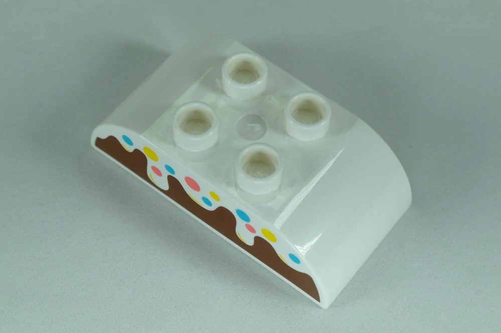 LEGO® DUPLO® cihla 2x4 sklon zakřivený dvojitý se vzorem dortu s polevou