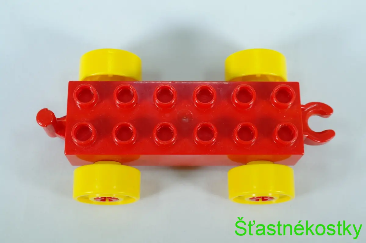 LEGO® DUPLO® základ vozu 2x6 červený se žlutými koly s šrouby a otevřeným koncem závěsu