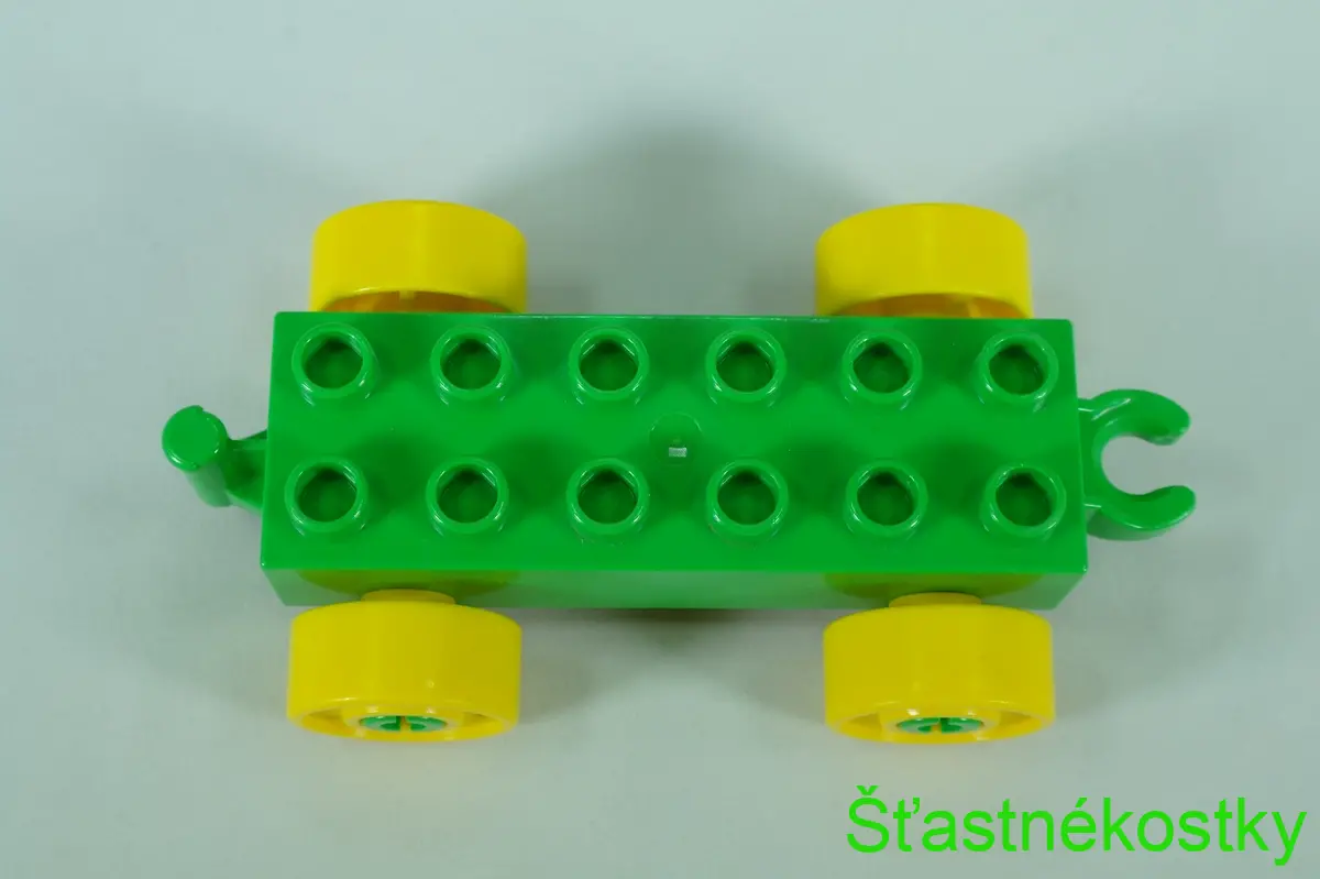 LEGO® DUPLO® základ vozu 2x6 jasně zelený se žlutými koly s šrouby a otevřeným koncem závěsu