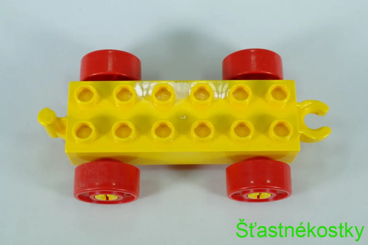 LEGO® DUPLO® základ vozu 2x6 žlutý s červenými koly s šrouby a otevřeným koncem závěsu