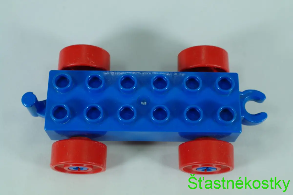 LEGO® DUPLO® základ vozu 2x6 modrý s červenými koly a otevřeným koncem závěsu