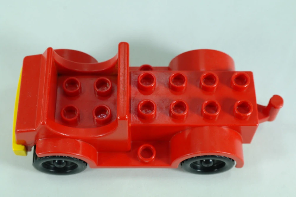 LEGO® DUPLO® auto 2x4 ložnou plochou a nášlapy - červené