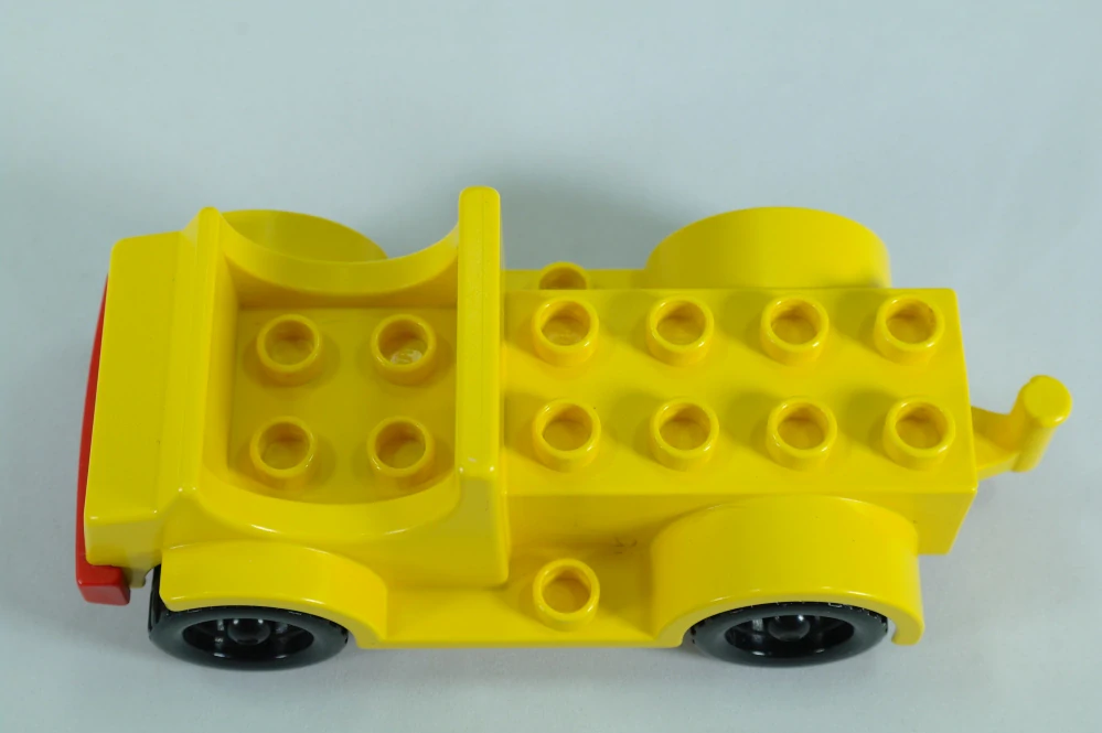 LEGO® DUPLO® auto 2x4 ložnou plochou a nášlapy - žluté