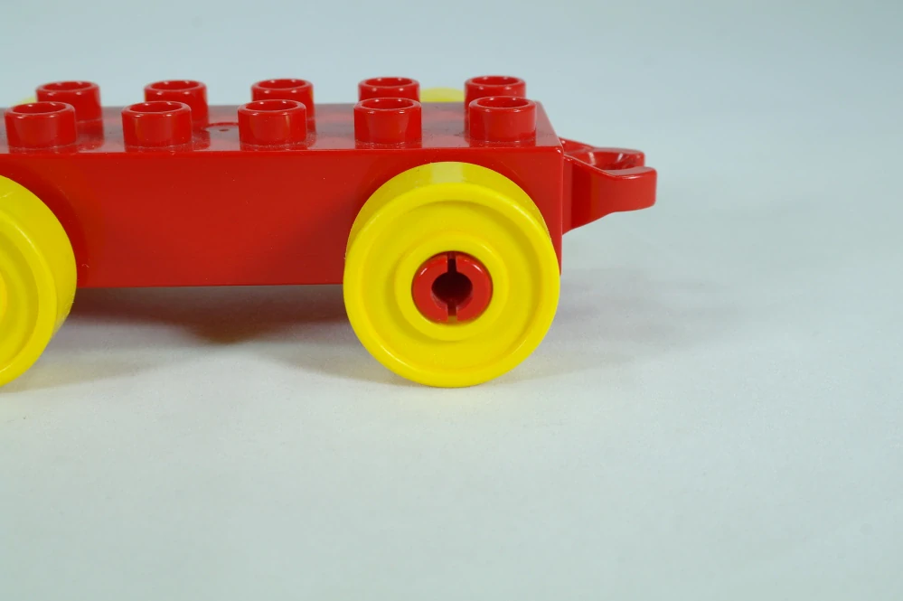 LEGO® DUPLO® základ vozu 2x6 červený s žlutými koly a otevřeným koncem závěsu