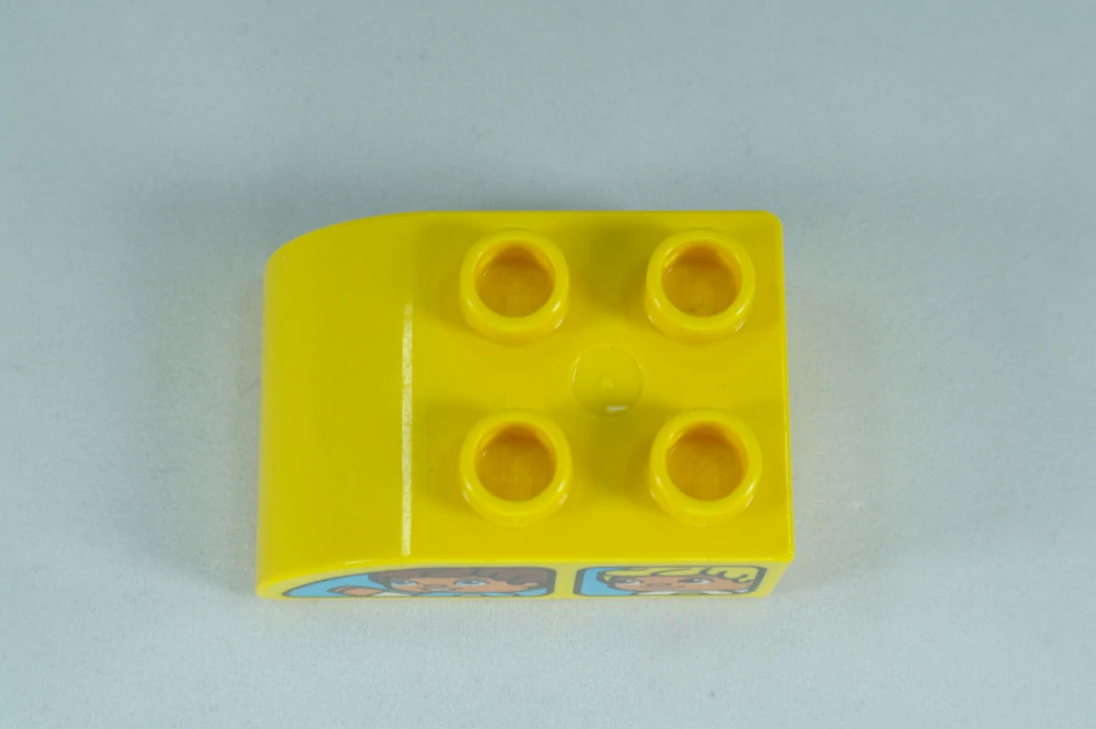 LEGO® DUPLO® cihla 2x3 se zakřivenou horní částí, vzor okna vozidel