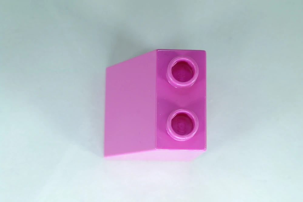 LEGO® DUPLO® cihla 2x2x2 sklon 54°- tmavě růžová