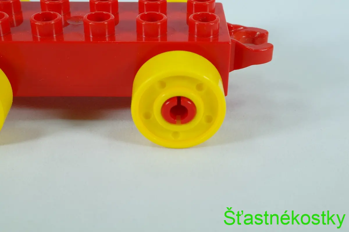 LEGO® DUPLO® základ vozu 2x6 červený se žlutými koly s šrouby a otevřeným koncem závěsu