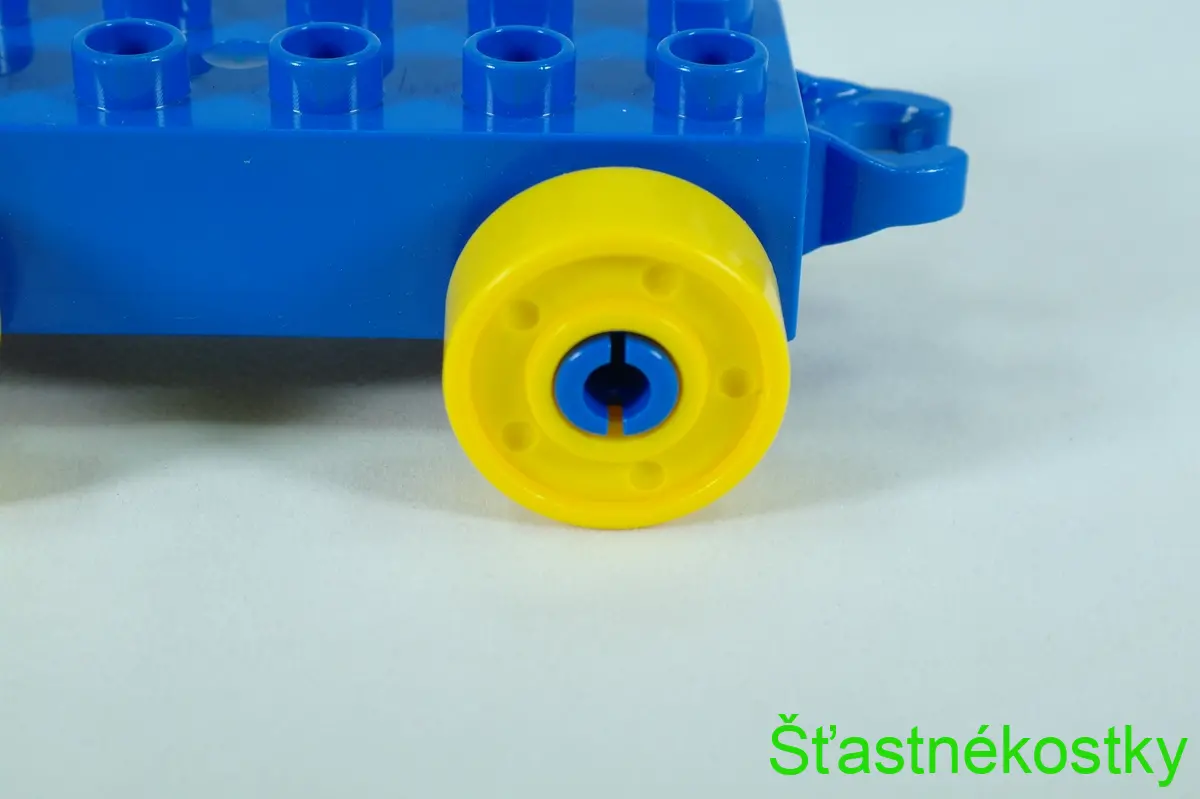 LEGO® DUPLO® základ vozu 2x6 modrý se žlutými koly s šrouby a otevřeným koncem závěsu