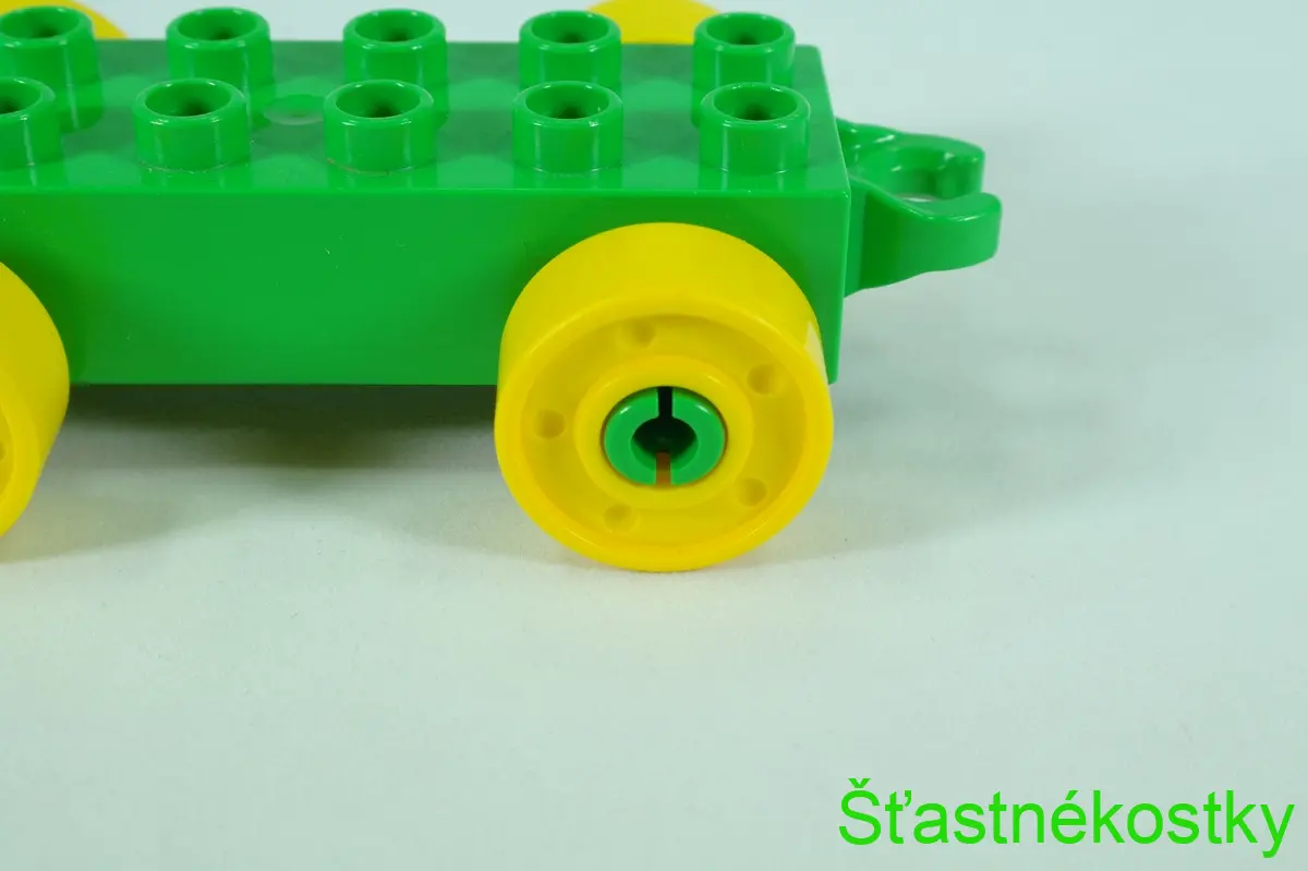 LEGO® DUPLO® základ vozu 2x6 jasně zelený se žlutými koly s šrouby a otevřeným koncem závěsu
