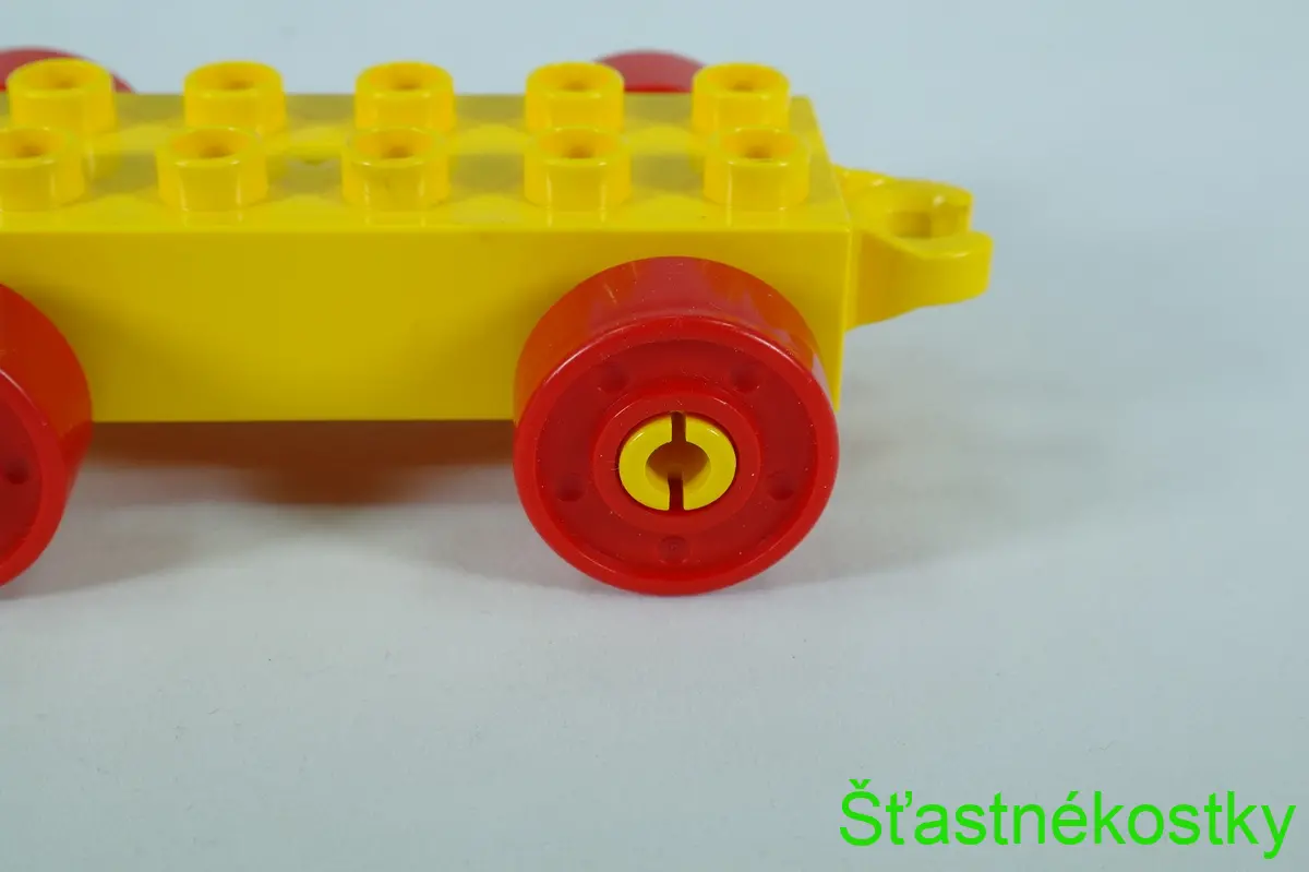 LEGO® DUPLO® základ vozu 2x6 žlutý s červenými koly s šrouby a otevřeným koncem závěsu