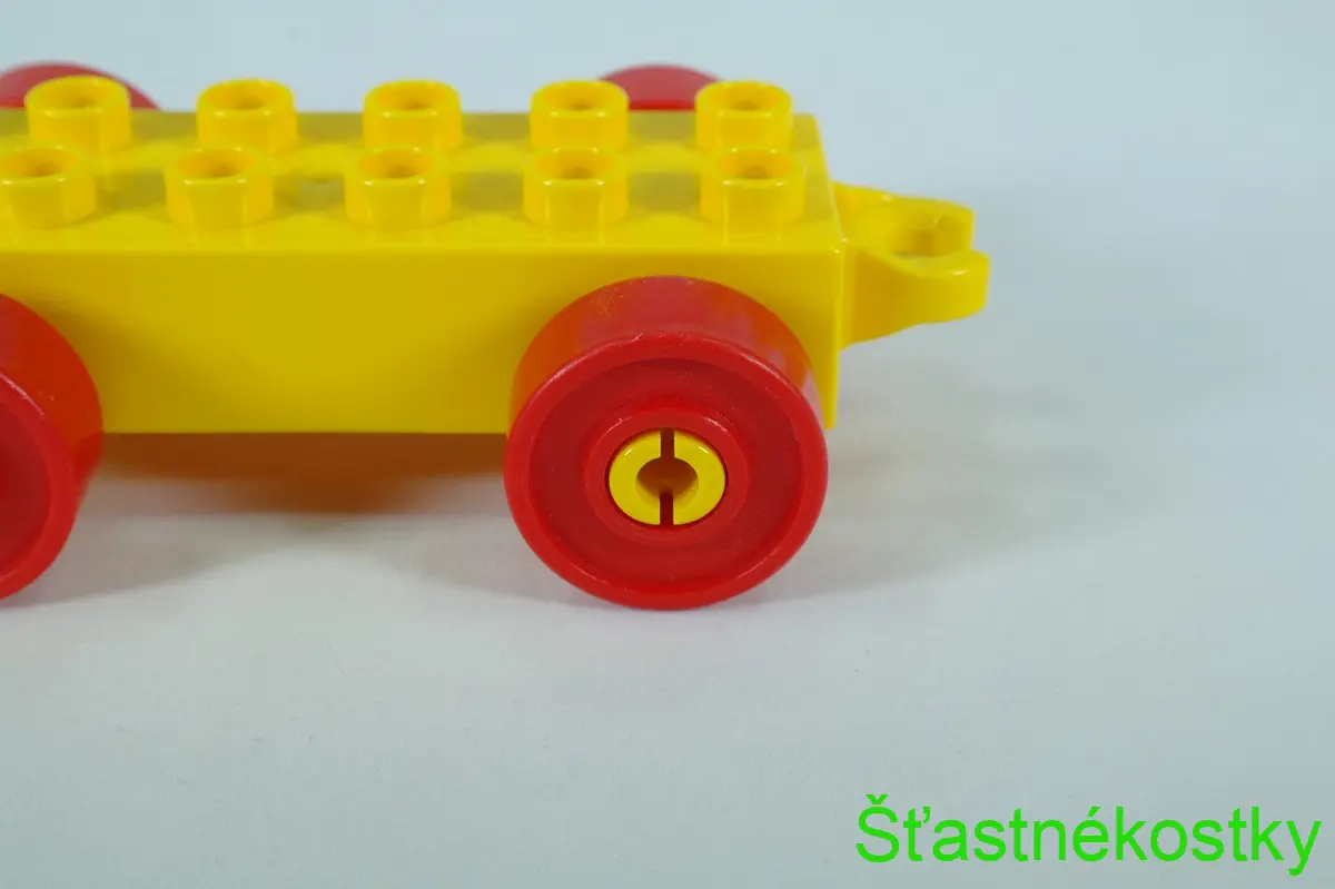 LEGO® DUPLO® základ vozu 2x6 žlutý s červenými koly a otevřeným koncem závěsu