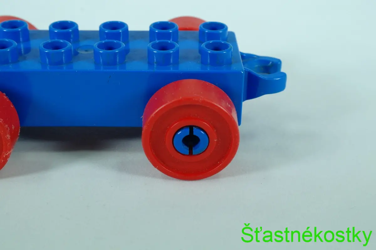 LEGO® DUPLO® základ vozu 2x6 modrý s červenými koly a otevřeným koncem závěsu
