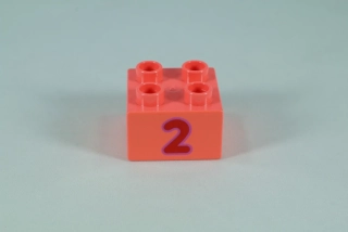 LEGO® DUPLO® cihla 2x2 s číslem 2 korálová