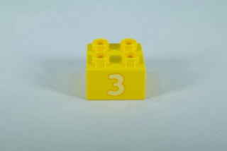 LEGO® DUPLO® cihla 2x2 s číslem 3, žlutá